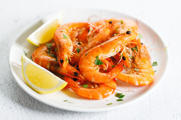 Cooked shrimps with seasoning and lemon.