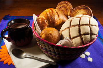 Pan dulce y chocolate calienre. Panes tradicionales de México