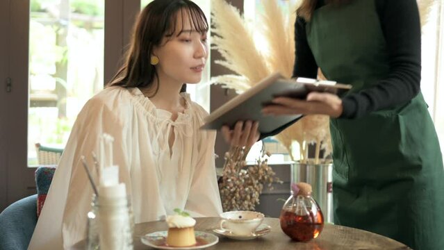 カフェでオーダーをする女性客