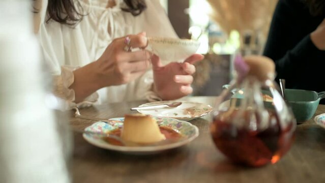 カフェタイムを楽しむ女性の手元クローズアップ