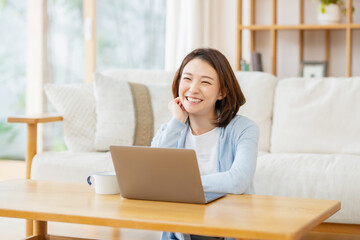 Fototapeta premium ノートパソコンを使う女性