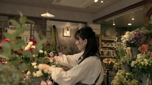 小さな花屋を経営する若い女性