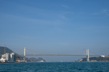 関門海峡から眺める関門橋