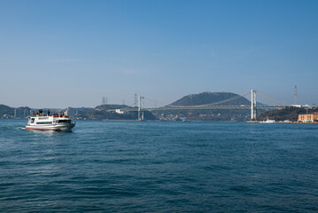 関門海峡を渡る船と関門橋