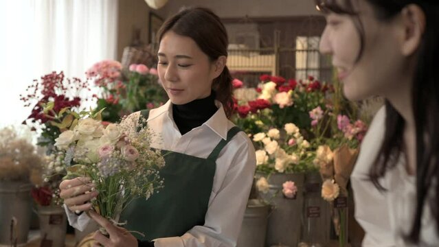 ブーケを販売する花屋の女性店員