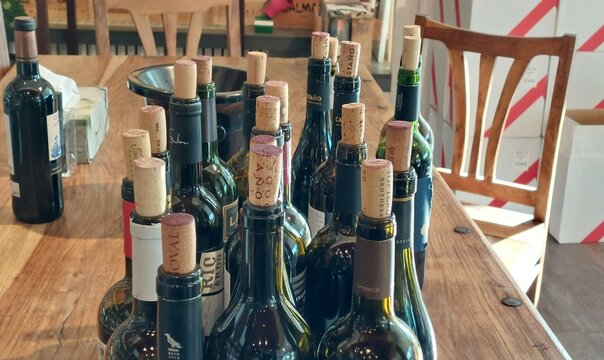 viele geöffnete Weinflaschen bei einer Weinprobe