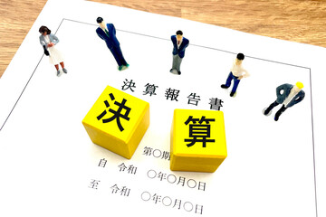 決算報告書とビジネスマン　確定申告