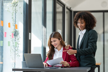 Obraz premium Young Asian and African businesswoman Africans brainstorming on real estate projects. investment plan Financial business together in the office management concept management.