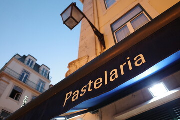 Obraz premium Typical Portuguese pastelaria pastry shop in old town