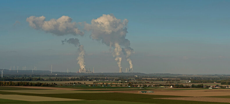 aufsteigende Rauchwolken vom Braunkohlekraftwerk in Nordrhein-Westfalen