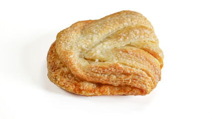feuilleté aux pommes isolé sur un fond blanc