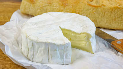gros plan sur un fromage camembert et une baguette de pain	