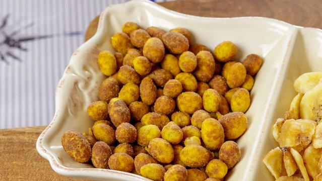cacahu&egrave;tes enrob&eacute;s en gros plan dans un plat