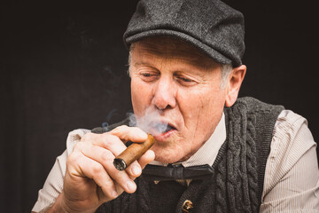 Mann mit Zigarre