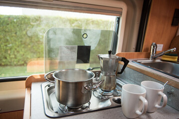 Milchkaffee kochen im Camper mit Espressokocher