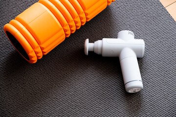 筋肉マッサージガンとローラ