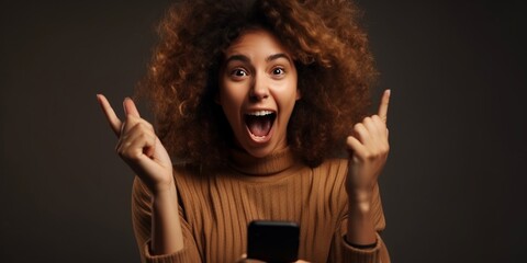 Lachende Geschäftsfrau mit hübschen Gesicht und  Handy freut sich über Nachricht, ai generativ