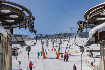 Skilift ferien wintersport skifahren - obrazy, fototapety, plakaty