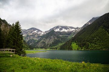 Fototapeta na wymiar Tannheimer Tal mit Berge und Wandern