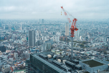 高層ビルの上にあるタワークレーン