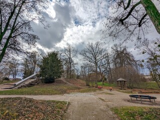 In die Jahre gekommener Spielplatz im Park der Villa Berg in Stuttgart