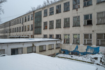 Opuszczona szkoła podstawowa 239 w Warszawie dzielnica Wola - obrazy, fototapety, plakaty