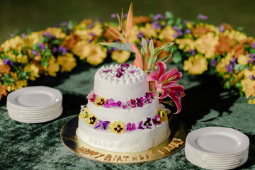 Obraz na płótnie Canvas wedding cake with flowers