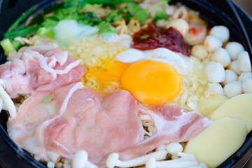 boil instant noodles Meat, vegetables, meatballs are popular foods to cook in camping tourism.