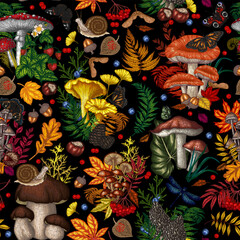 Naklejka premium Seamless pattern with mushrooms, plants, insects, berries. Fly agaric, chanterelles, white mushroom, honey agaric, boletus, morel, russula, snail, strawberry, fern, butterflies, dragonfly