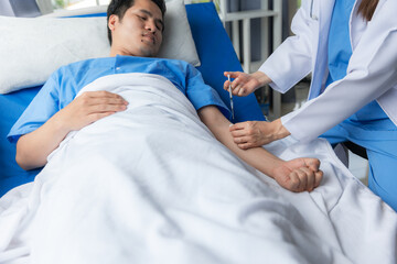 Obraz premium Doctor and male patient in hospital room