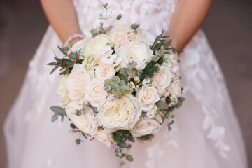 bellissima decorazione floreale tenuta in mano da una sposa 