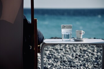 Homme sur son transat en bord de mer