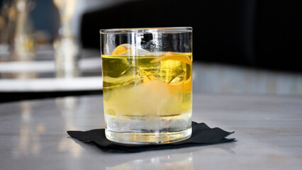 Cocktail jaune bar 