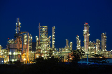 Fototapeta na wymiar Scene evening of tank oil refinery plant tower and column tank oil of Petrochemistry industry