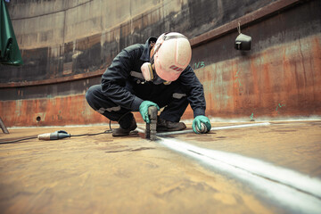 Male worker test steel tank butt weld carbon bottom plate of storage tank oil magnetic field