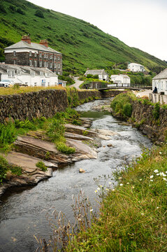 A view of Cornish houses situated along a narrow river