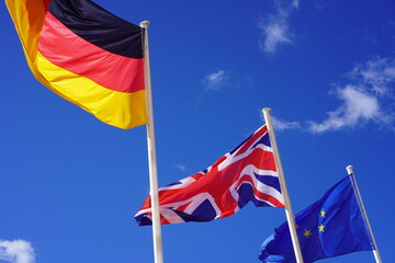 Die Fahnen von Deutschland, des Vereinigten Königreichs und der Europäischen Union in Berlin Unter den Linden