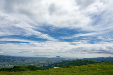 遠くに函館山を望む