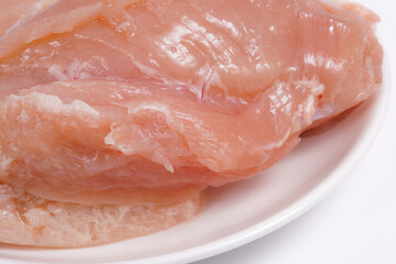 お皿にのった鶏胸肉