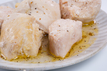 白いお皿に盛った鶏胸肉