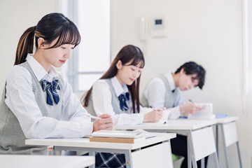 Fototapeta premium 集中してノートを取る高校生