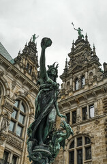 Skulptur auf einem Brunnen am historischen Rathaus in Hamburg