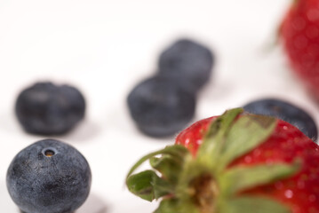 primo piano di frutti rossi, foto macro a lamponi mirtilli e fragole