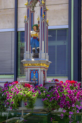 Lammbrunnen mit Landsknechtfigur, historischer Stadtbrunnen auf dem Marktplatz von Dettingen an der Erms, Baden-Württemberg, Deutschland, Europa.