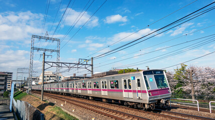 Obraz premium 走る通勤電車