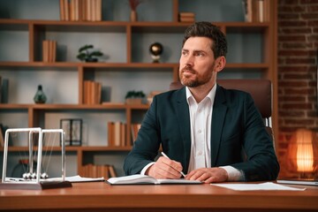 Obraz premium Writing down the ideas. Businessman in formal clothes is working indoors