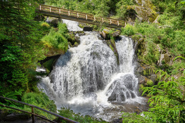 Wasserfall mit Holzbrücke - Teil der Triberger Wasserfälle im Sommer in Triberg, Schwarzwald, Deutschland