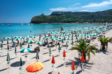 Poetto beach, crystal clear water and the famous Sella del Diavolo, Cagliari, Sardinia, Italy - obrazy, fototapety, plakaty