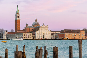 Fototapeta na wymiar San Giorgio in Venedig mit Pfählen im Vordergrund.