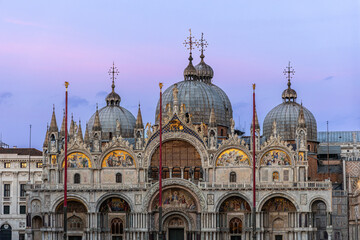 Fototapeta na wymiar Der Markusdom in Venedig zur blauen Stunde